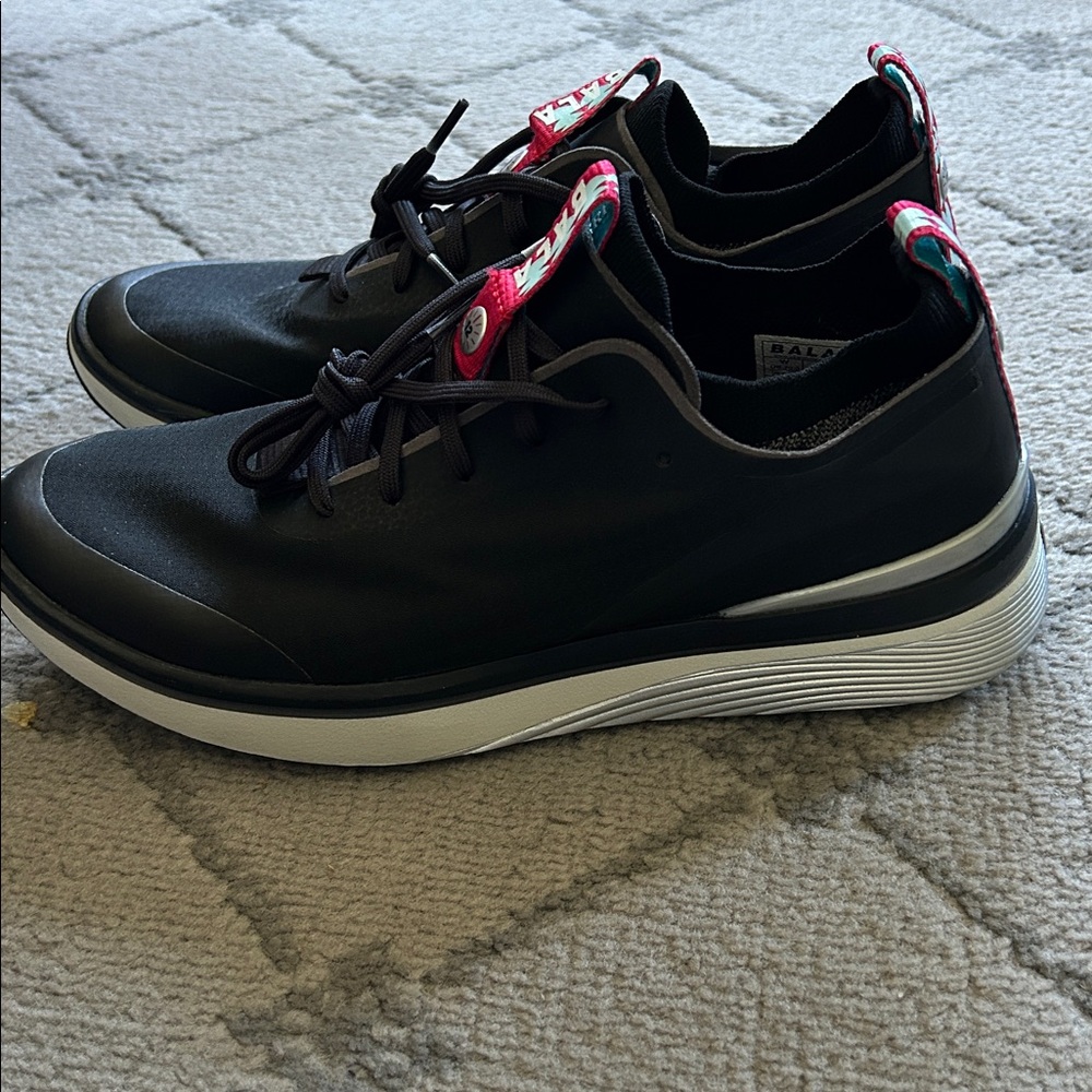 Bala Nocturnal Sneakers with Pink Highlights